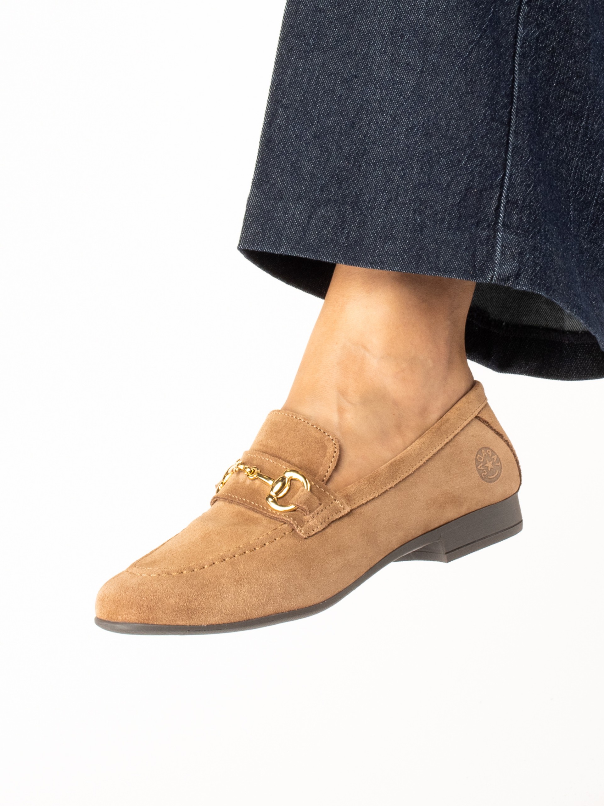 Mocassim em Camurça com Detalhe Dourado