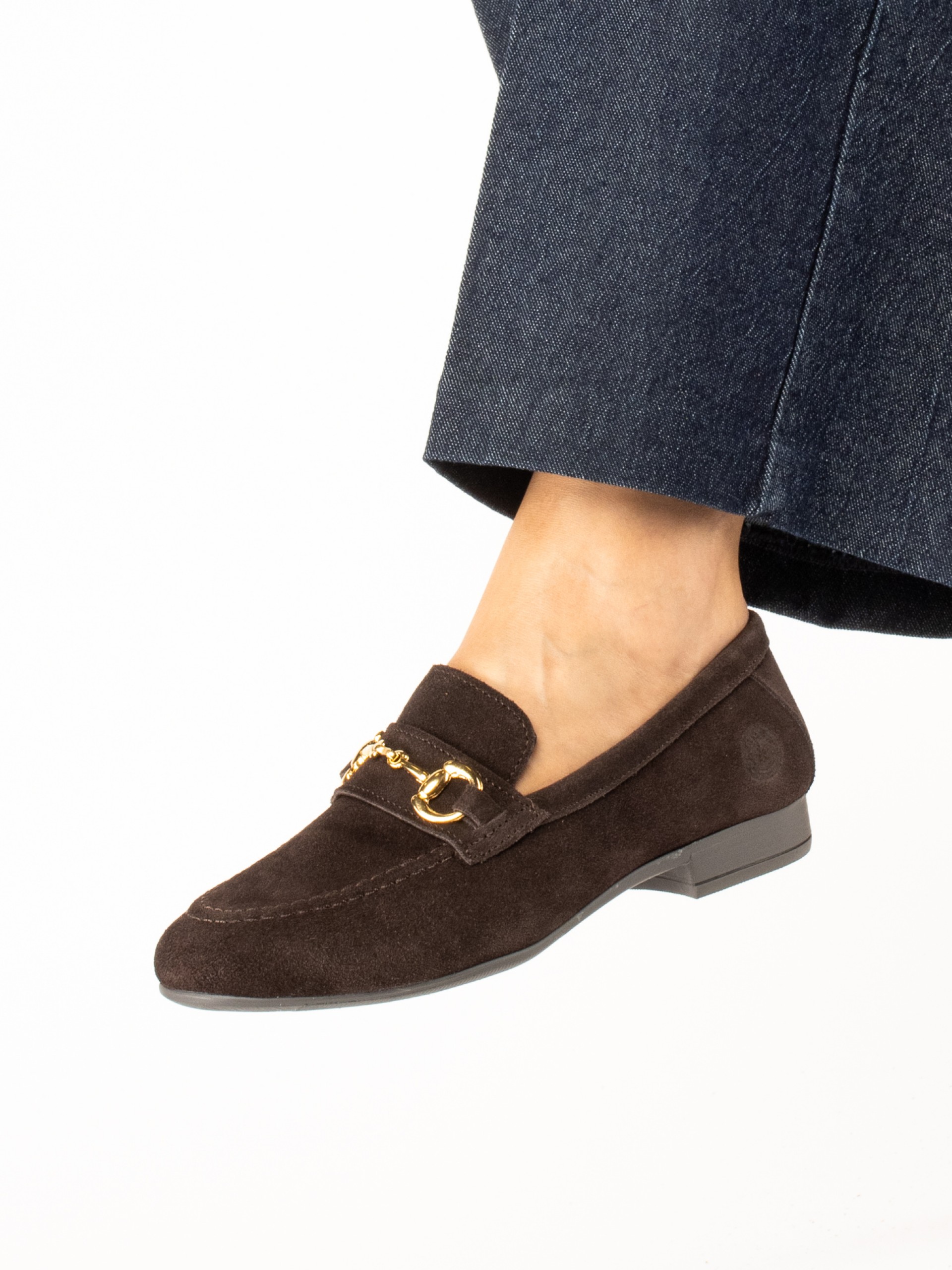 Mocassim em Camurça com Detalhe Dourado