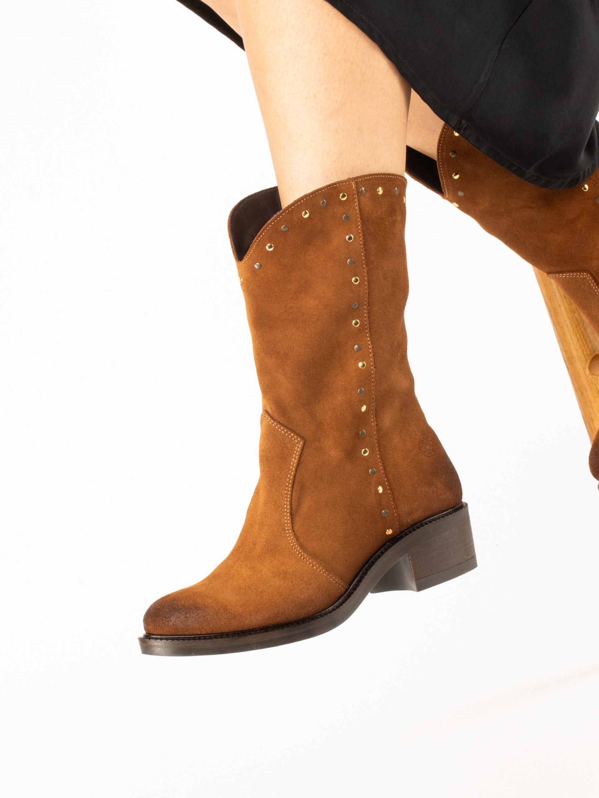 Bota em Camurça com Tachas
