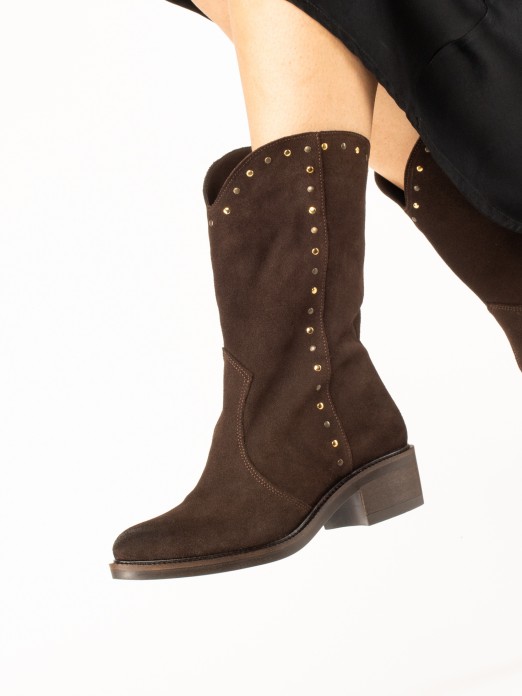 Bota em Camurça com Tachas Bota em Camurça com Tachas