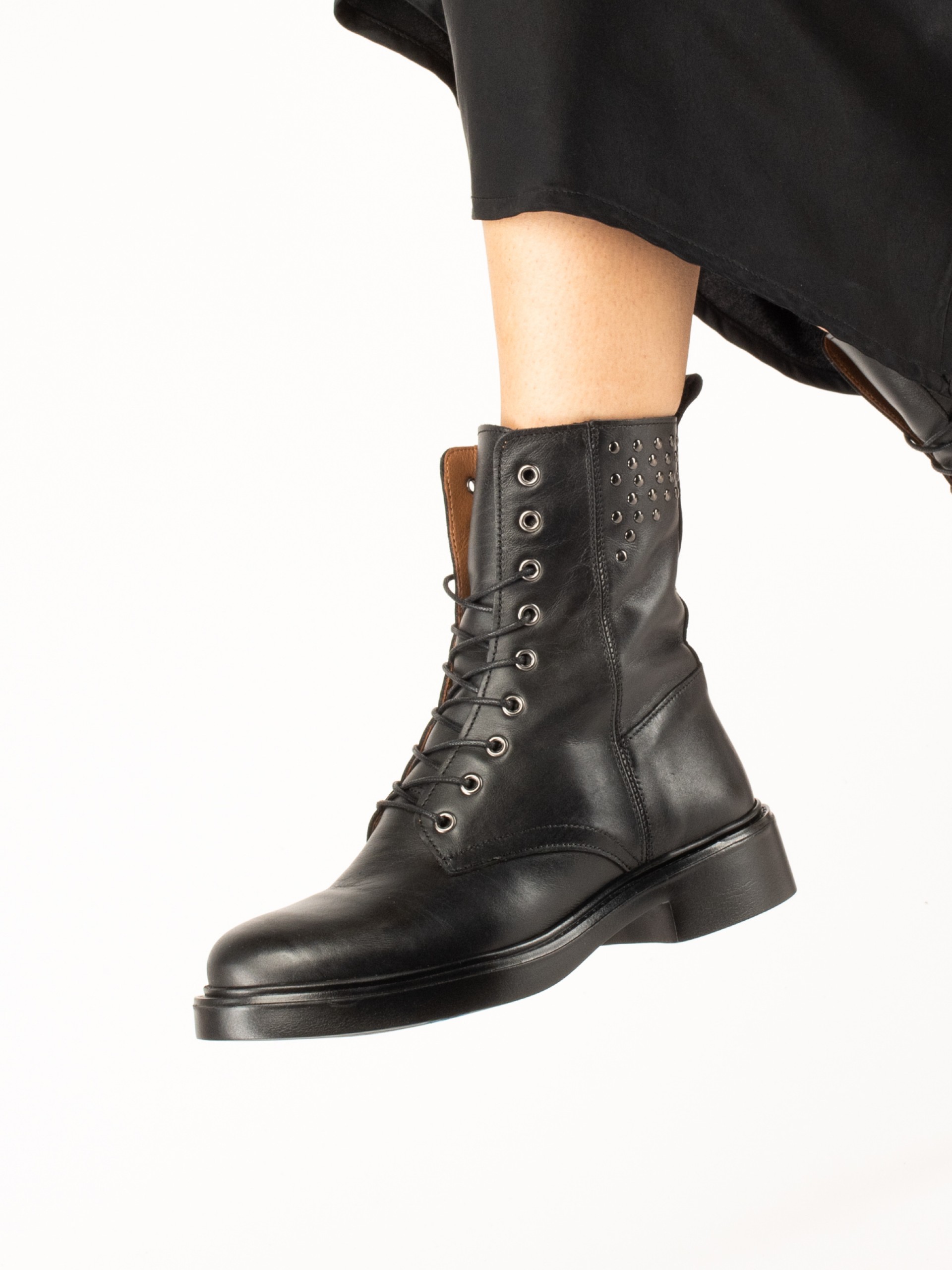 Botim militar com tachas