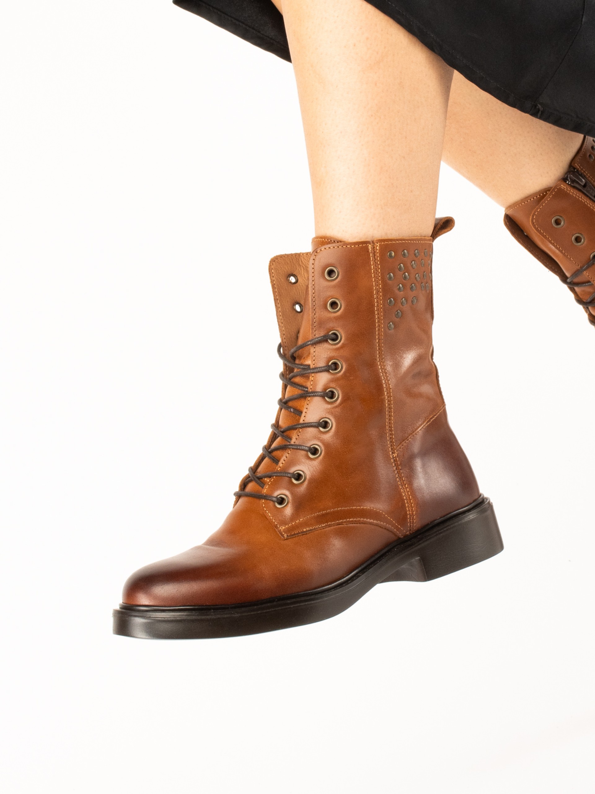 Botim militar com tachas