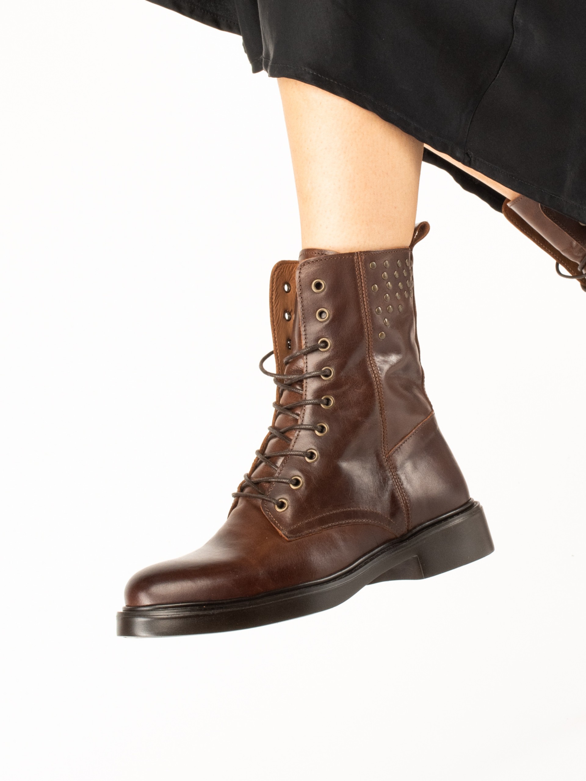 Botim militar com tachas