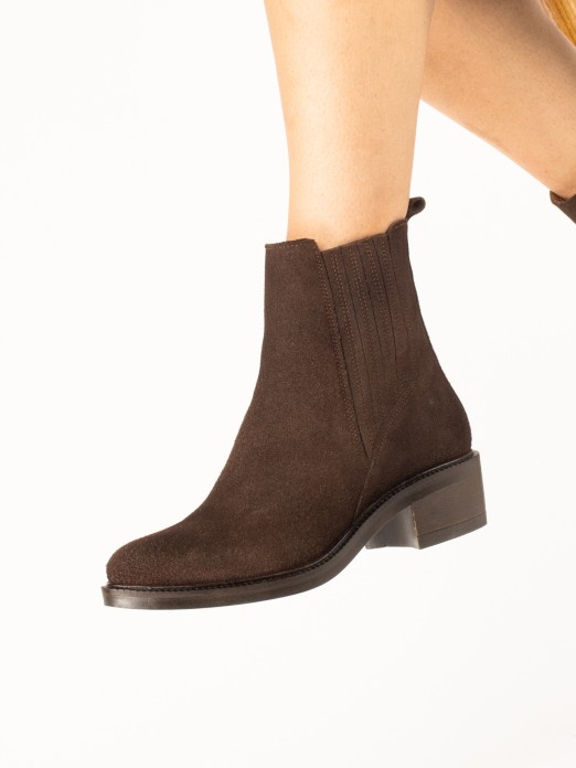 Suede ankle boot with elastic. Suede ankle boot with elastic.