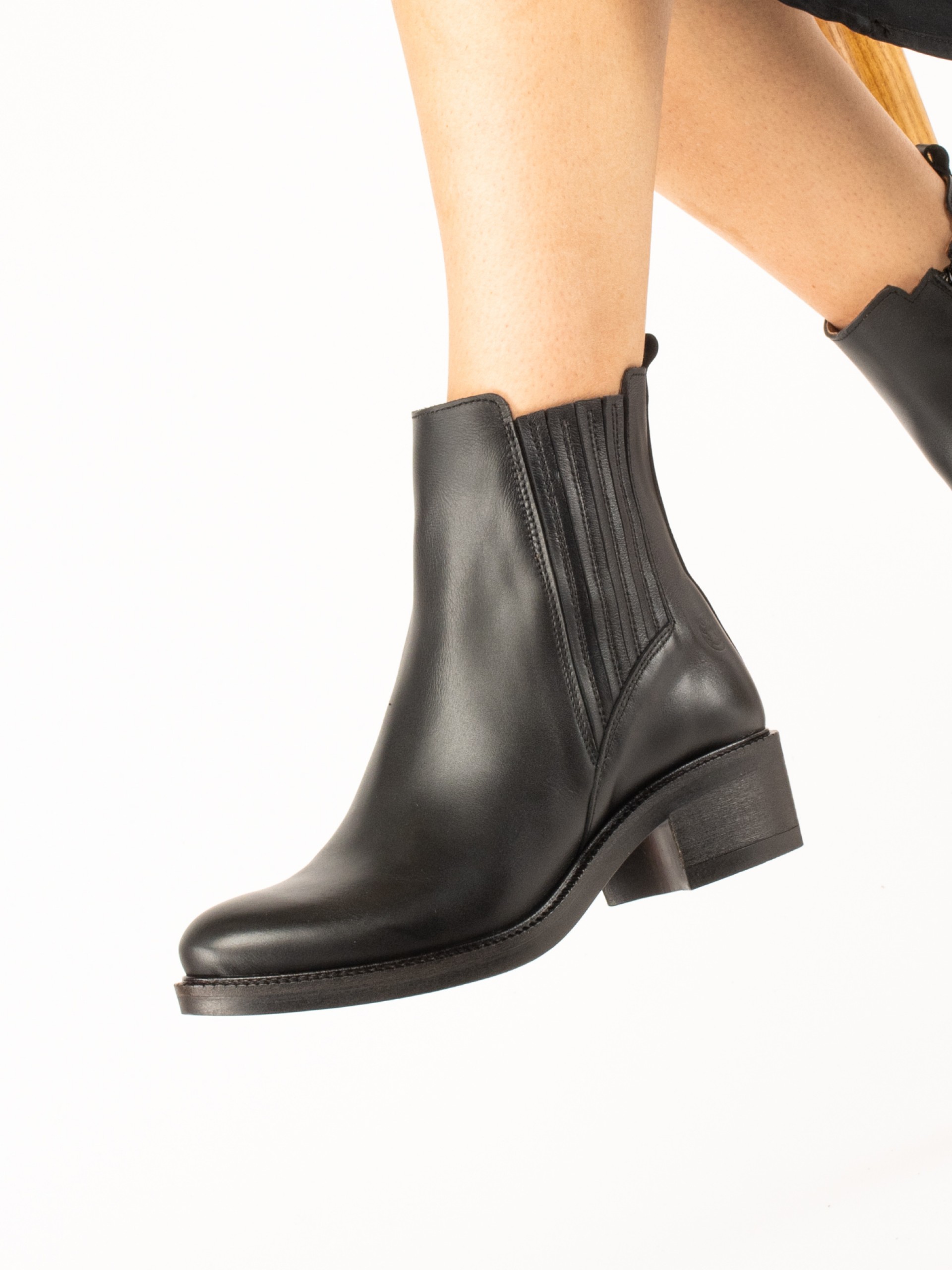 Leather ankle boot with elastic inserts