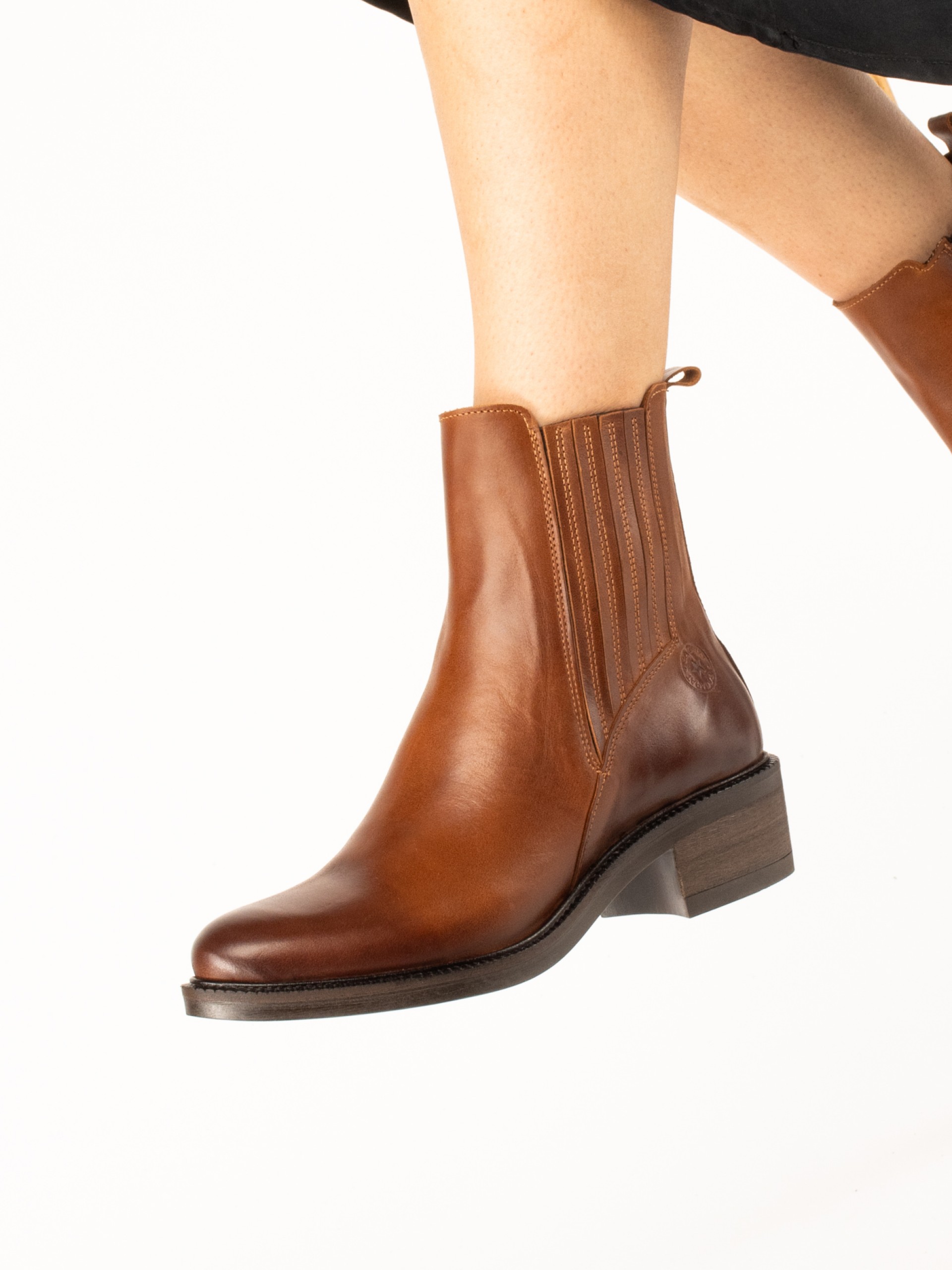 Leather ankle boot with elastic inserts