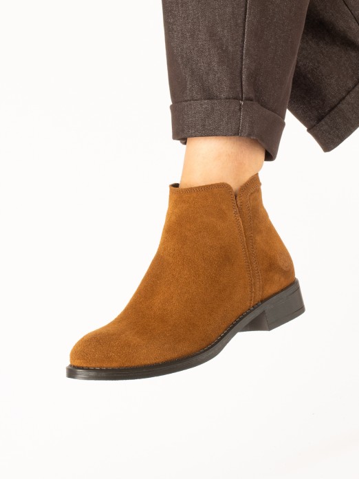 Flat suede ankle boot Flat suede ankle boot