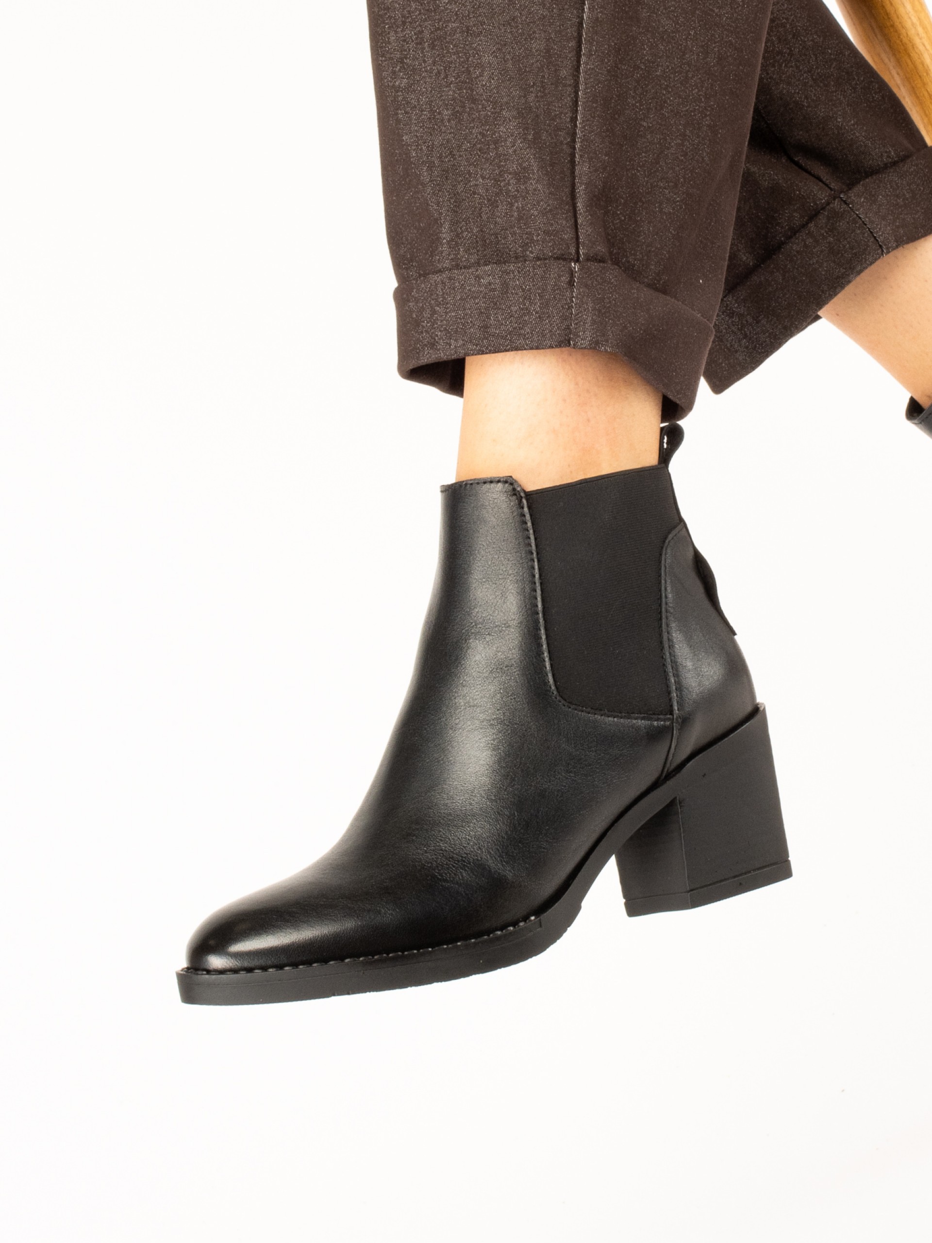 Leather ankle boot with elastic.