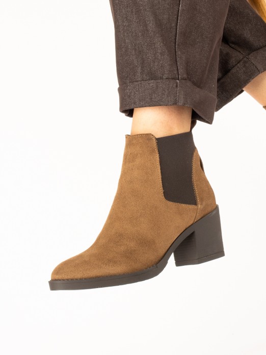 Suede ankle boot with elastic Suede ankle boot with elastic