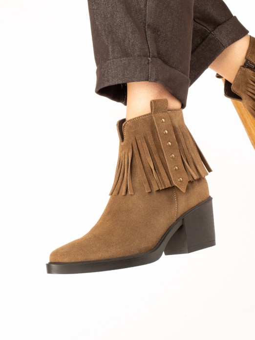 Suede ankle boot with fringe.