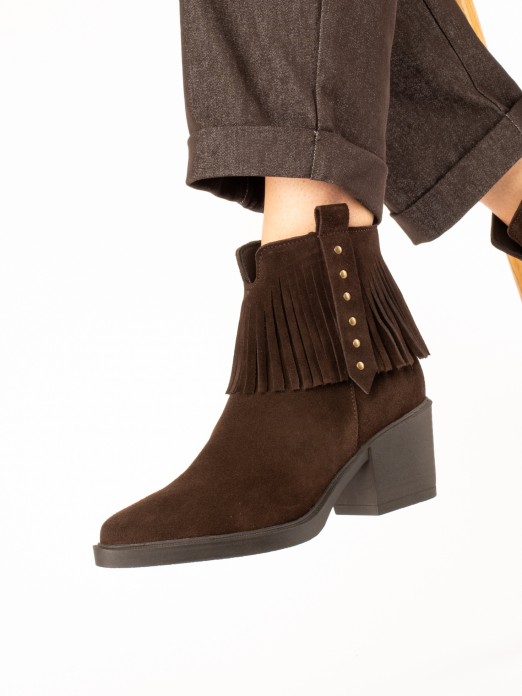 Suede ankle boot with fringe.