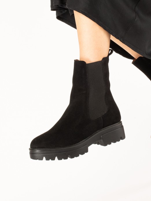 Suede boot with elastic