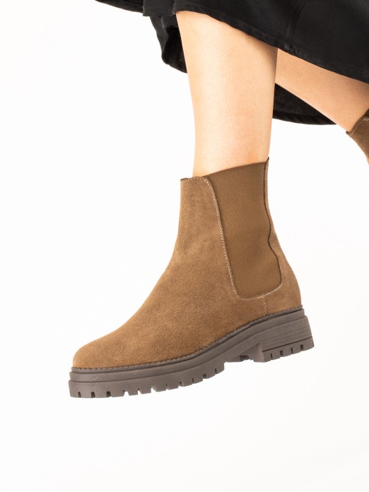 Suede ankle boot with elastic. Suede ankle boot with elastic.