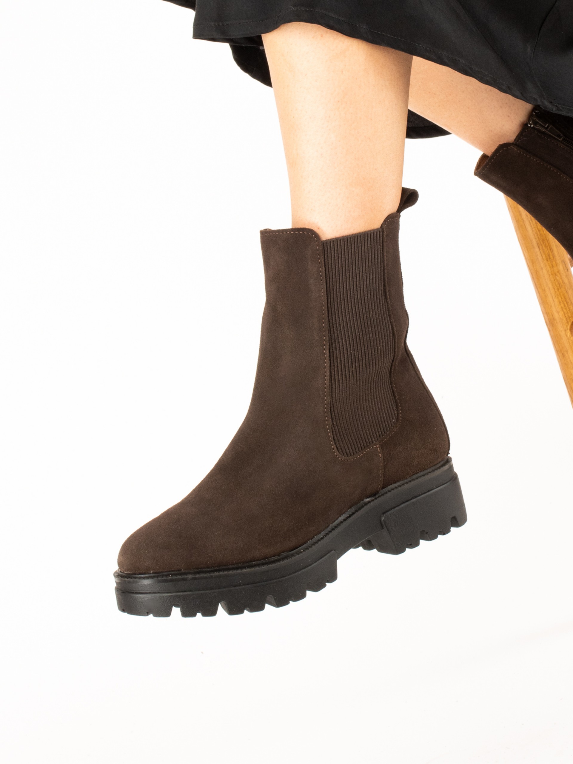 Suede boot with elastic