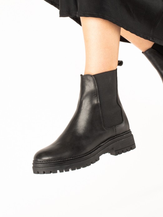 Leather ankle boot with elastic straps. Leather ankle boot with elastic straps.