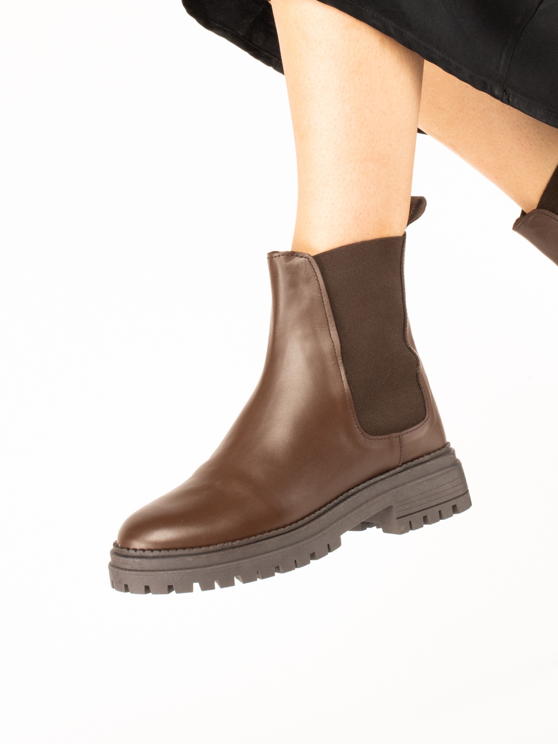 Leather ankle boot with elastic straps.