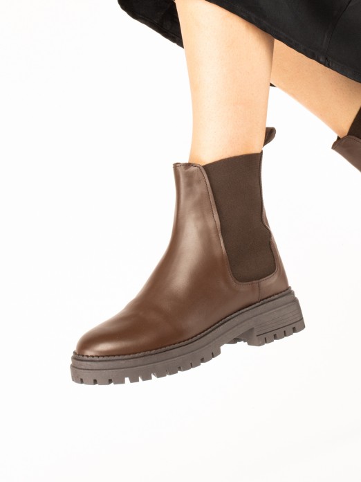 Leather ankle boot with elastic straps. Leather ankle boot with elastic straps.