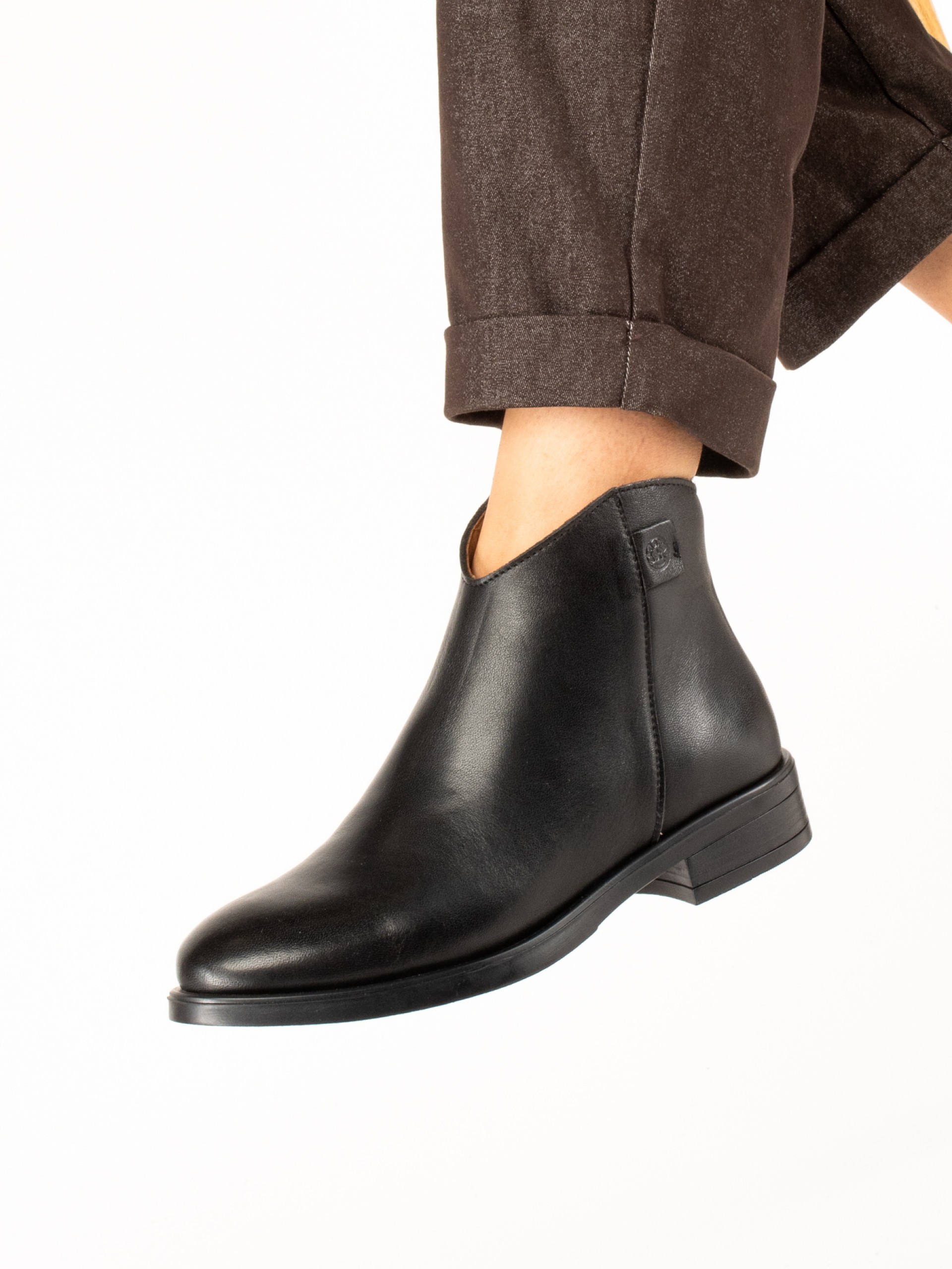 Flat leather ankle boot