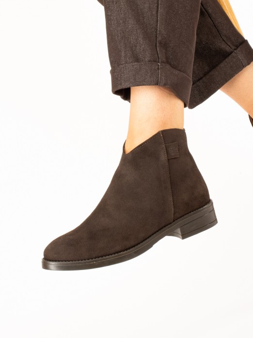 Flat suede ankle boot