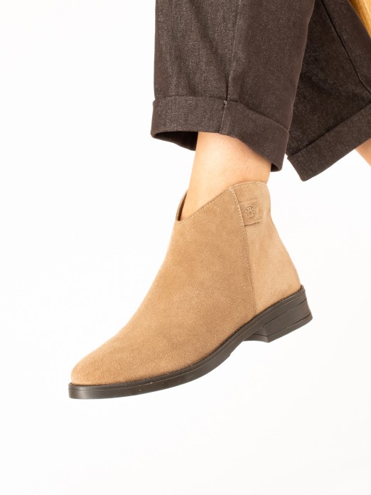 Flat suede ankle boot