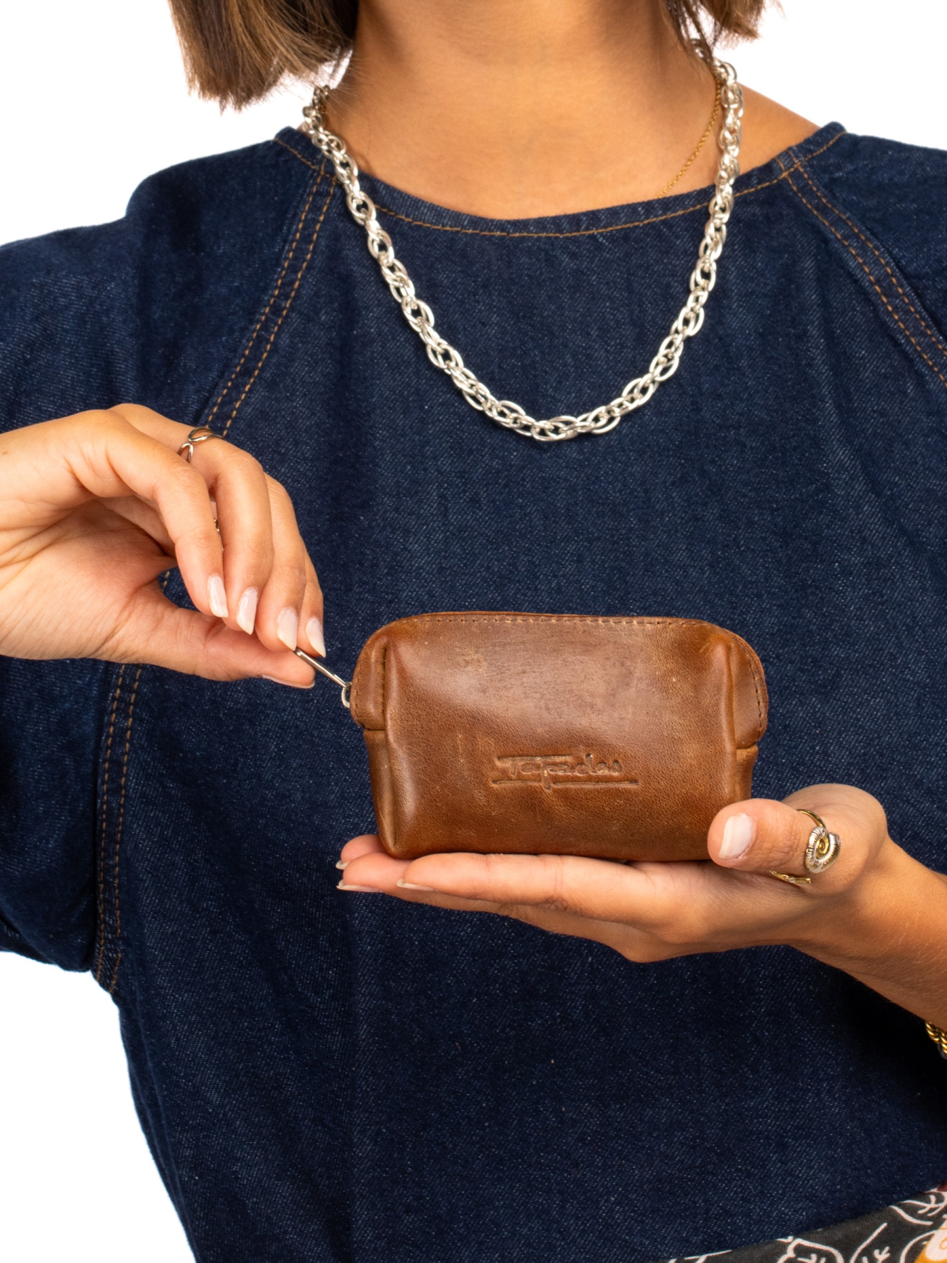 Coin purse in suede and crocodile skin.