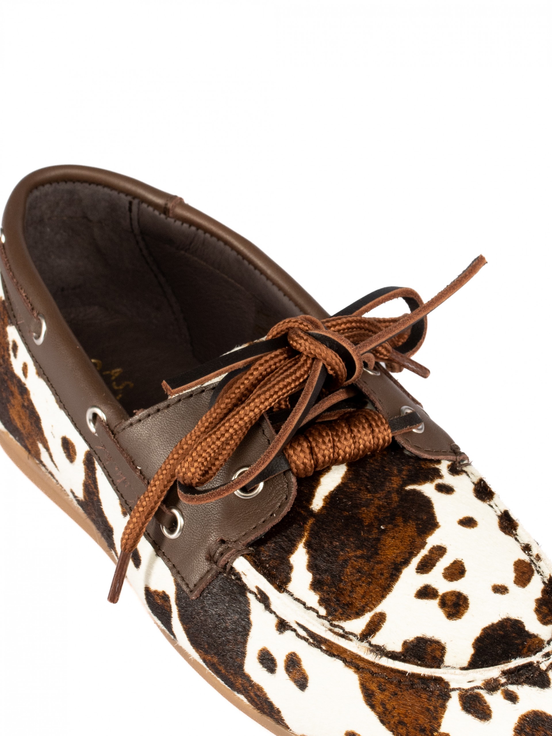 Fur moccasin with laces